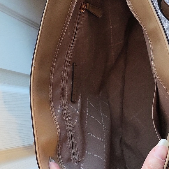 Michael Kors Shoulder Bag with Charm NWOT - Picture 9 of 13